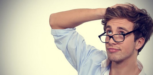 Người đàn ông trẻ đưa tay lên sau gáy vẻ băn khoăn